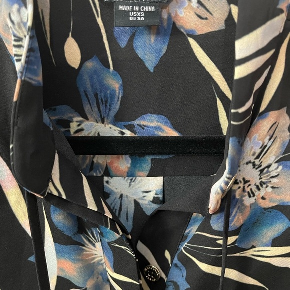 Guess Marciano Lunar Bloom floral Blouse - XS - NWT - Picture 11 of 13